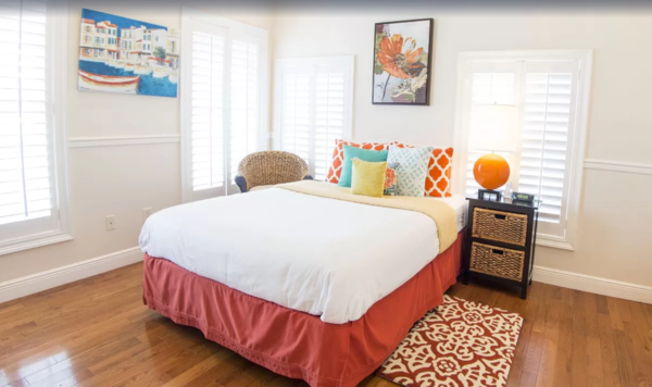 Della-Deluxe Room w/ Single Queen Bed (ADA) Photo 1