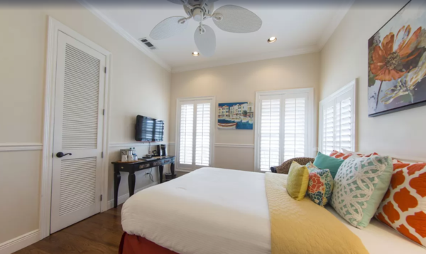 Della-Deluxe Room w/ Single Queen Bed (ADA) Photo 3