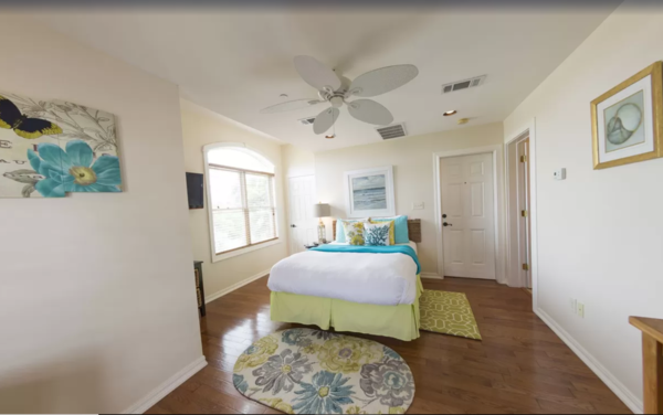 Genevieve-Deluxe Room w/ Single Queen Bed Photo 3