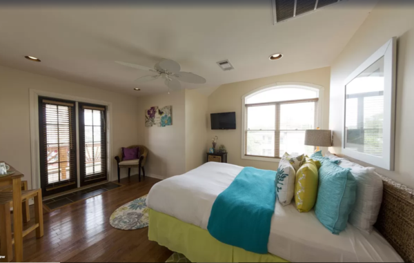 Genevieve-Deluxe Room w/ Single Queen Bed Photo 1