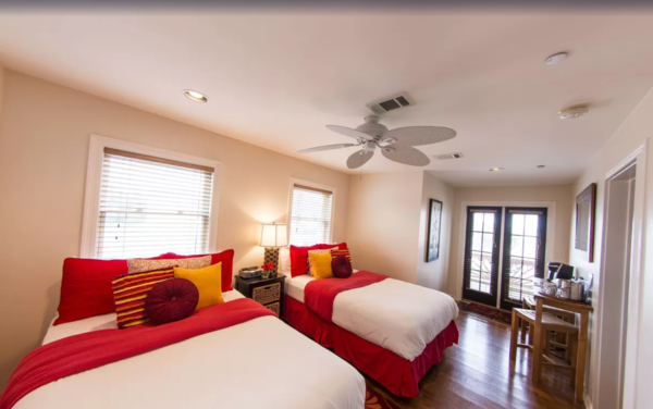 Loretta-Deluxe Room w/ Double Beds Photo 3