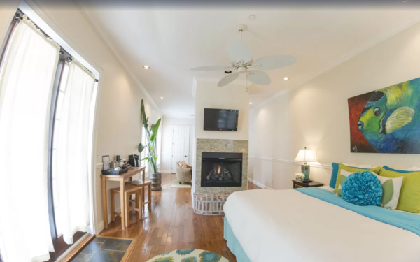 Lottie-Deluxe Master Suite w/ Single King Bed Photo 1