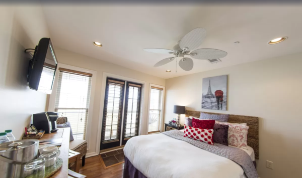 Melinda-Deluxe Room w/ Single Queen Bed Photo 1