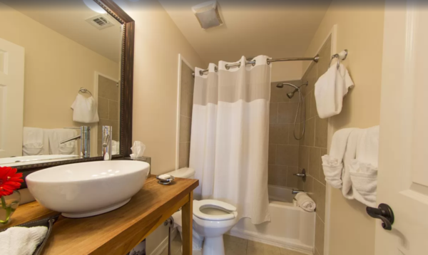 Genevieve-Deluxe Room w/ Single Queen Bed Photo 2